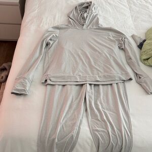 Vuori Light Gray Women's Jogger Set